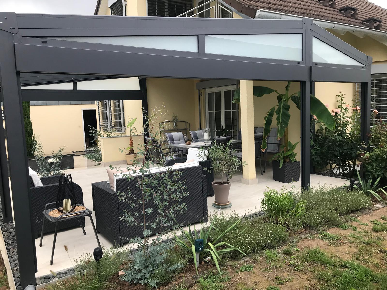 Überdachte Terrasse mit Gartenmöbeln